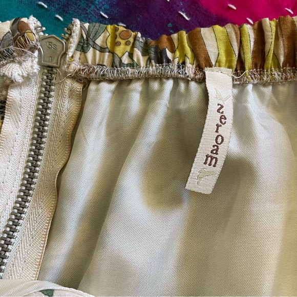 70s Floral Mini Dress // Warm Neutrals // L? - Picture 6 of 6